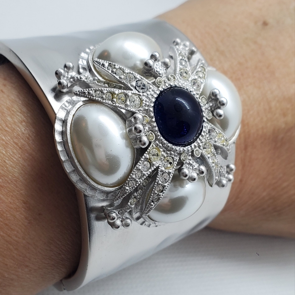 St John-NWT- circa90s.Runway-Couture Matte Silver-Cuff/Bracelet- 2.5" Diameter